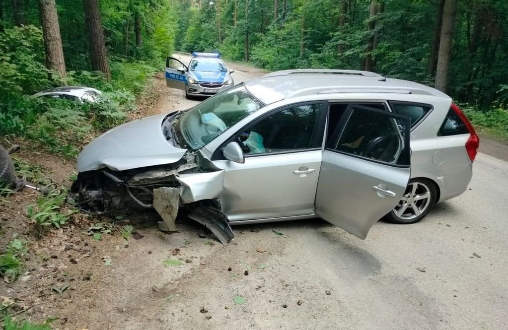 Pijana matka wjechała w drzewo. W aucie małe dziecko