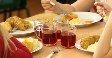 Afera w szkole. Rozdali to dzieciom na przerwie obiadowej