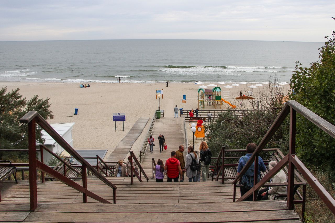 Wakacje 2020. Na plaży może być 3 razy mniej osób niż dotychczas. Nowe zalecenia