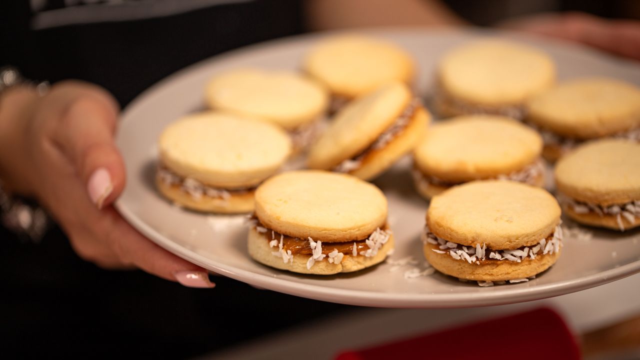 Składam ciasteczka z pyszną masą w środku. Zawsze znikają pierwsze ze stołu