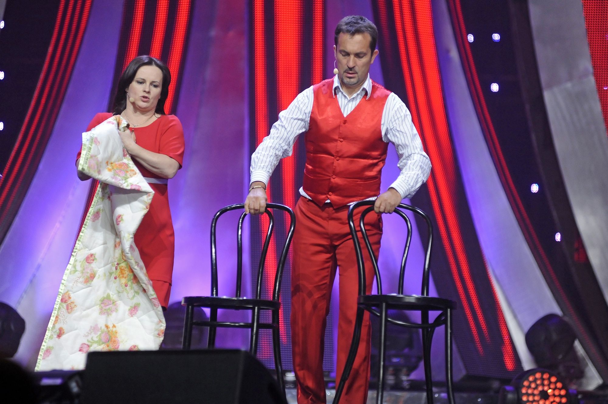 Dariusz Kamys na scenie z Joanną Kołaczkowską