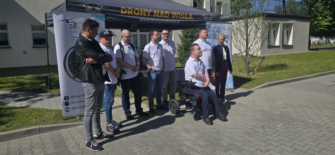 Stowarzyszenie "Drony Nad Wisłą" przekazało drony dla domu dziecka
