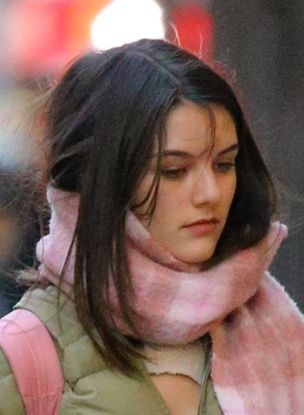 Suri Cruise w puchówce i szaliku wałęsa się po Nowym Jorku