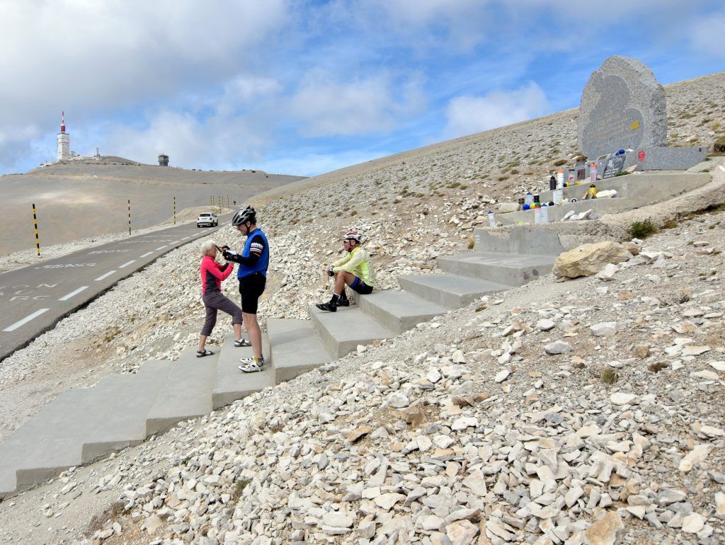 Pomnik na Mont Ventoux, miejsce upadku Toma Simpsona fot. BlueBreezeWiki/CC BY-SA 3.0