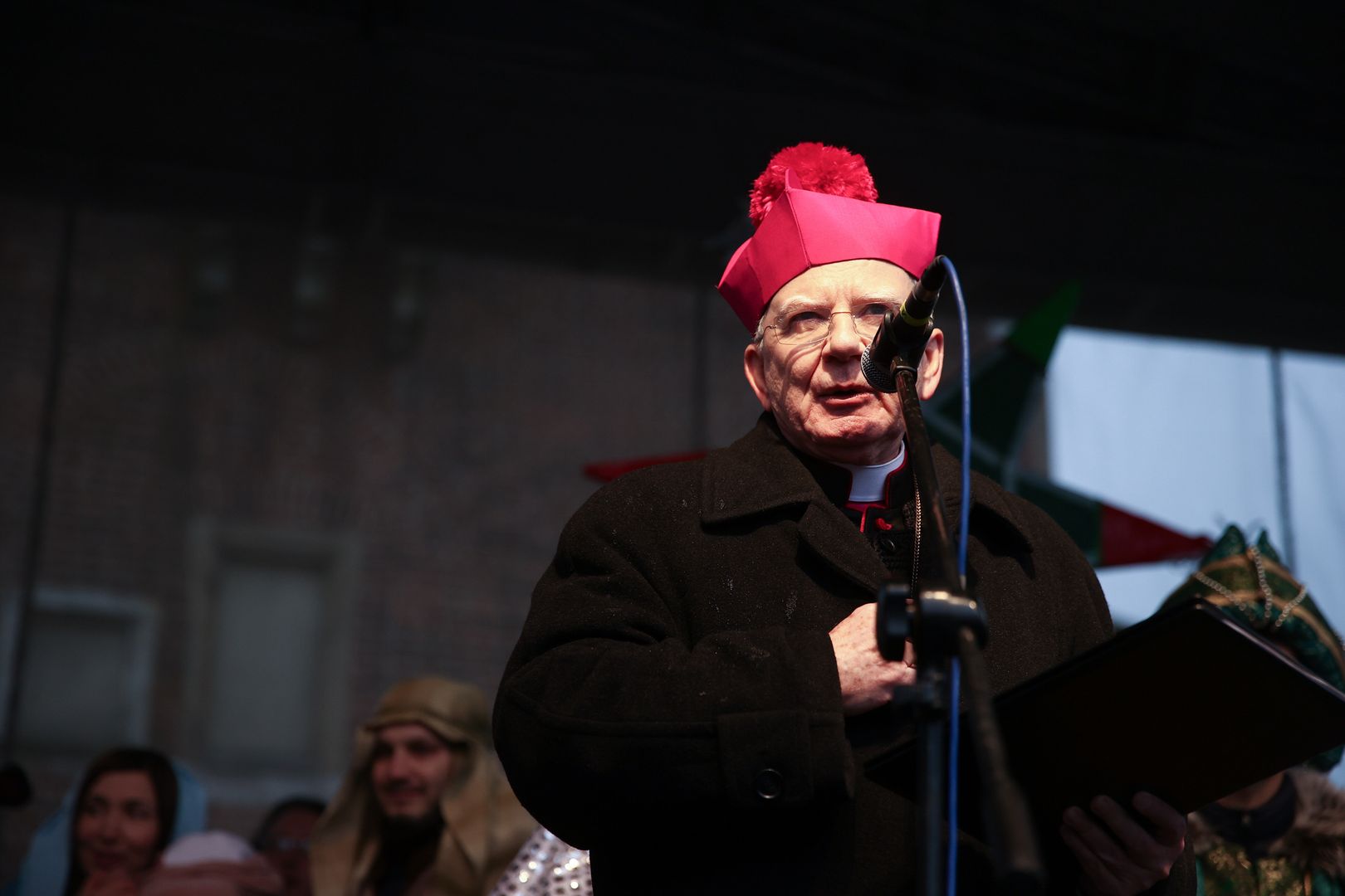 Kraków, 06.01.2024. Metropolita krakowski abp Marek Jędraszewski podczas Orszaku Trzech Króli w Święto Objawienia Pańskiego, 6 bm. w Krakowie. Barwne korowody przeszły na Rynek z trzech stron miasta � z Wawelu, placu Matejki i Parku Edukacji Globalnej Wioski Świata. (amb) PAP/Łukasz Gągulski