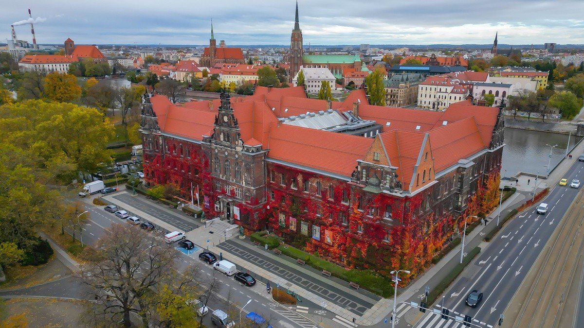 Muzeum Narodowe (pl. Powstańców Warszawy) we Wrocławiu w jesiennej odsłonie - budynek na zdjęciach z drona wygląda zjawiskowo
