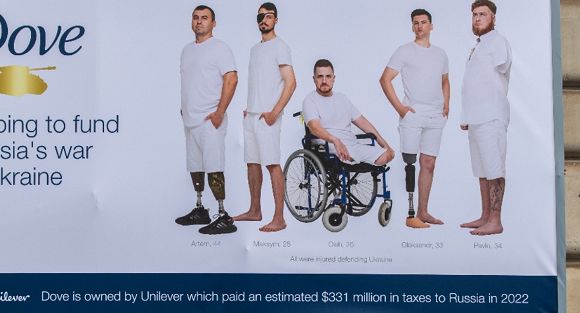 Unilever okrzyknięty "międzynarodowym sponsorem wojny", protest przed siedzibą firmy