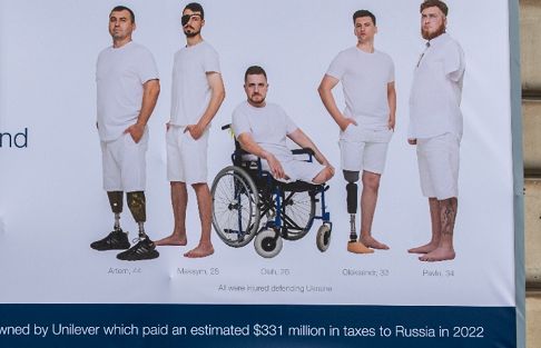 Unilever okrzyknięty "międzynarodowym sponsorem wojny", protest przed siedzibą firmy