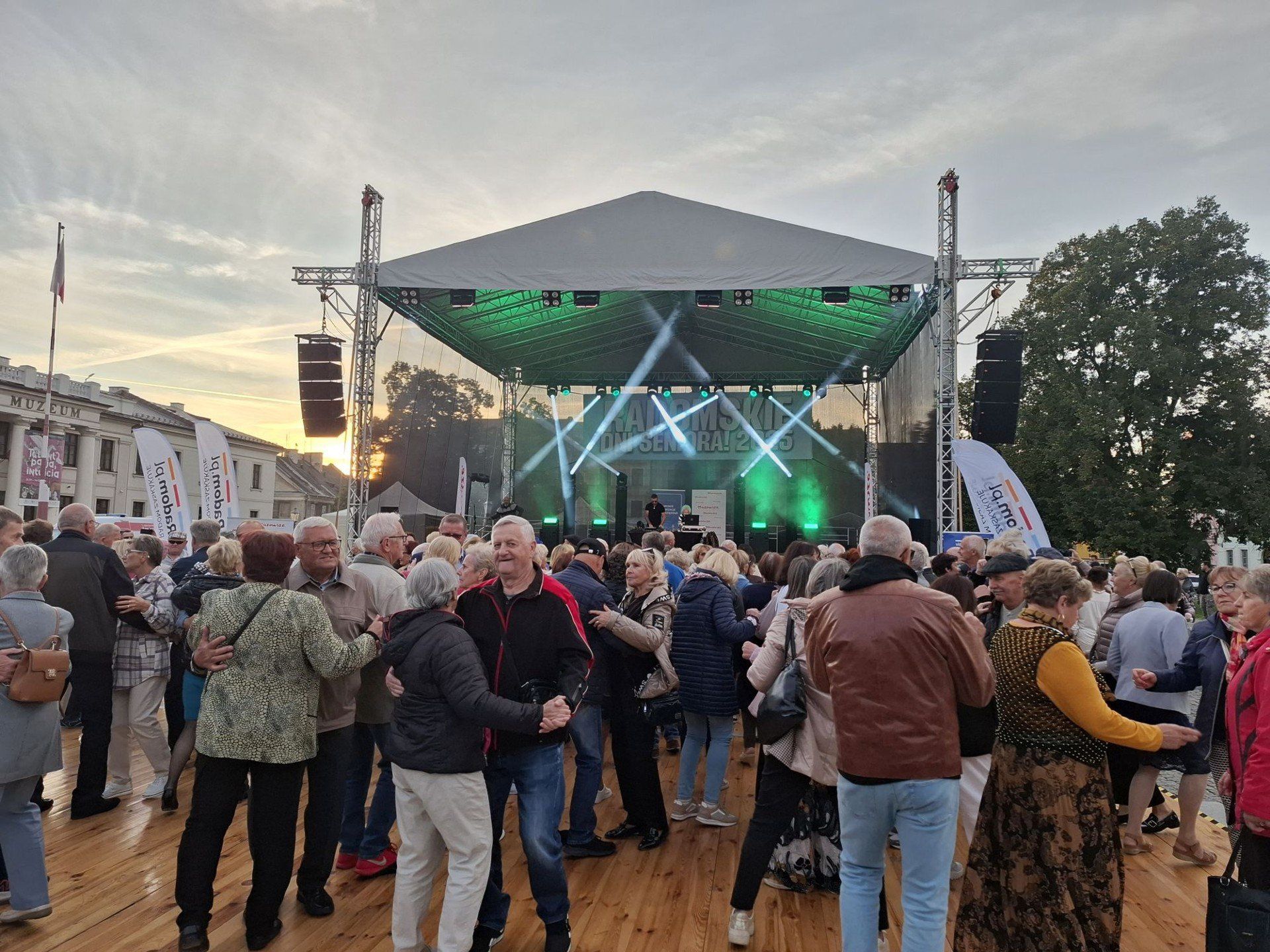 Potańcówka przyciągnęła do wspólnej zabawy wielu seniorów 
