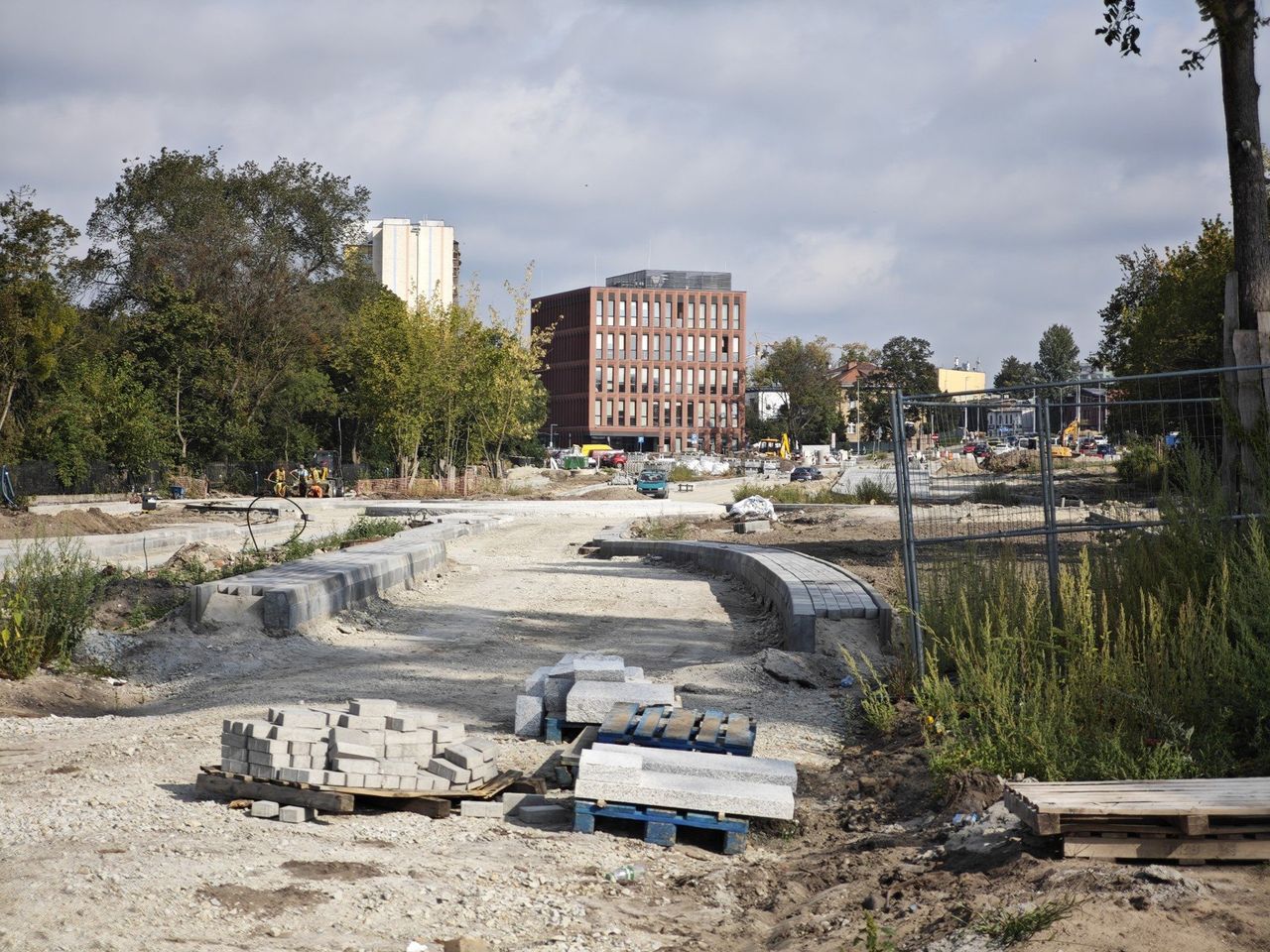 Toruń: Trwa budowa trasy staromostowej w centrum miasta