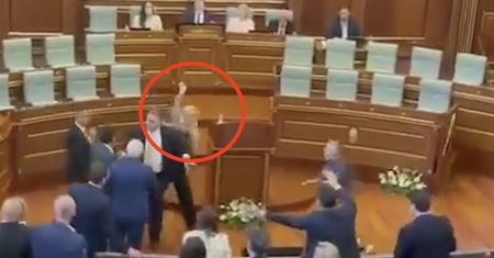 Awantura w parlamencie Kosowa. Premier Albin Kurti obrzucony jajkami