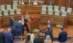 Awantura w parlamencie Kosowa. Premier Albin Kurti obrzucony jajkami