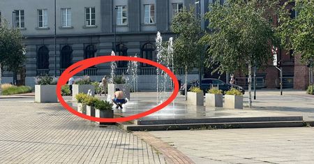 Biały dzień, centrum miasta. Kadry z Katowic. To robił w fontannie. "Przepierka"