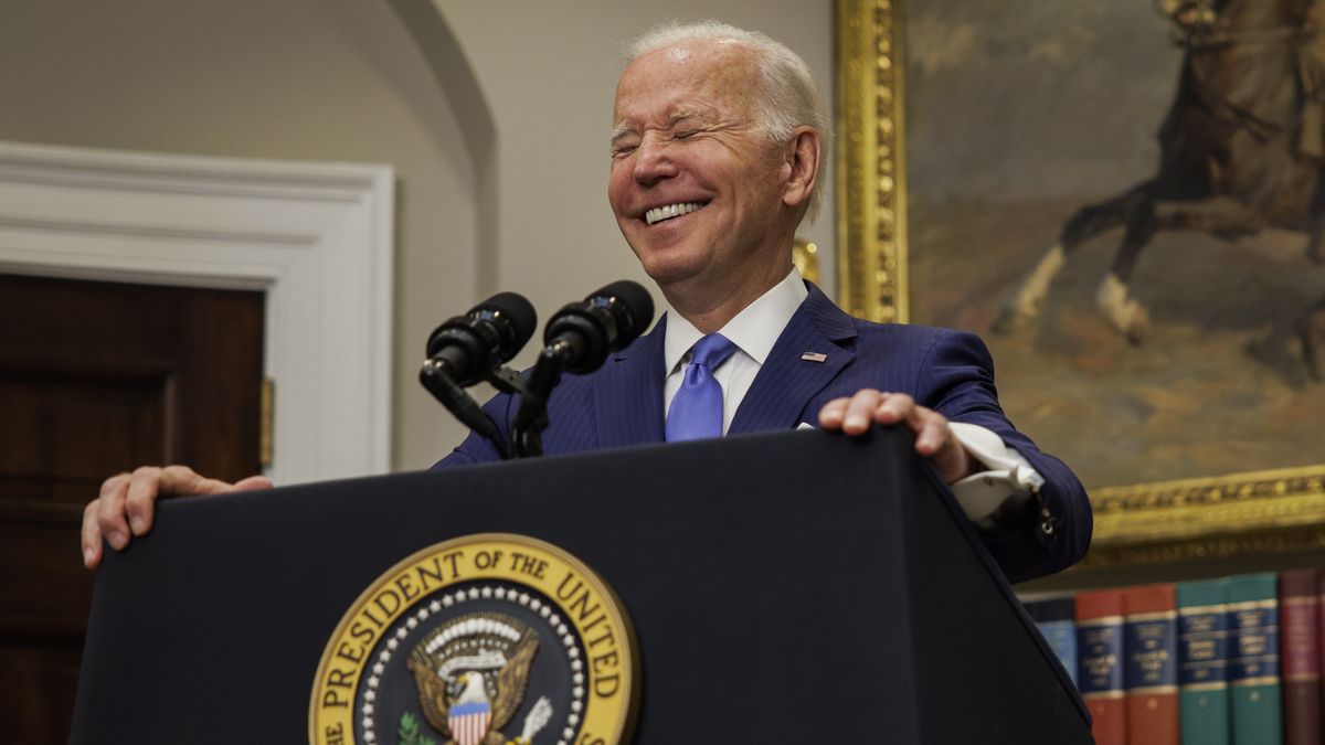 US President Joe Biden speaks in the Roosevelt Room of the White House in Washington, DC, USA, 28 April 2022. Biden will ask Congress to provide 33 billion US dollars for military, economic, and humanitarian aid to Ukraine, as well as the power to seize and sell the assets of wealthy Russians. EPA/Samuel Corum / POOL Dostawca: PAP/EPA.