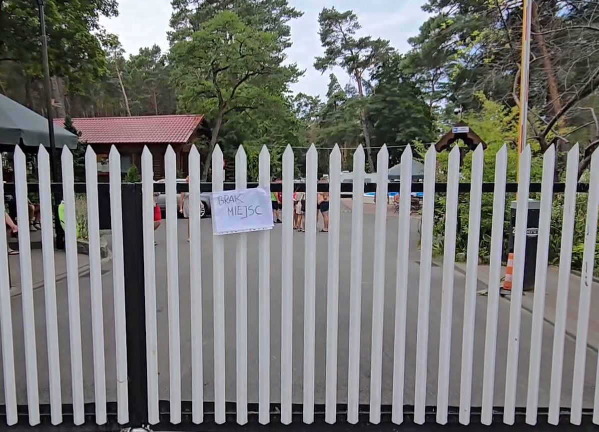 Śpią w samochodach albo wracają do domu. Wszędzie brak miejsc