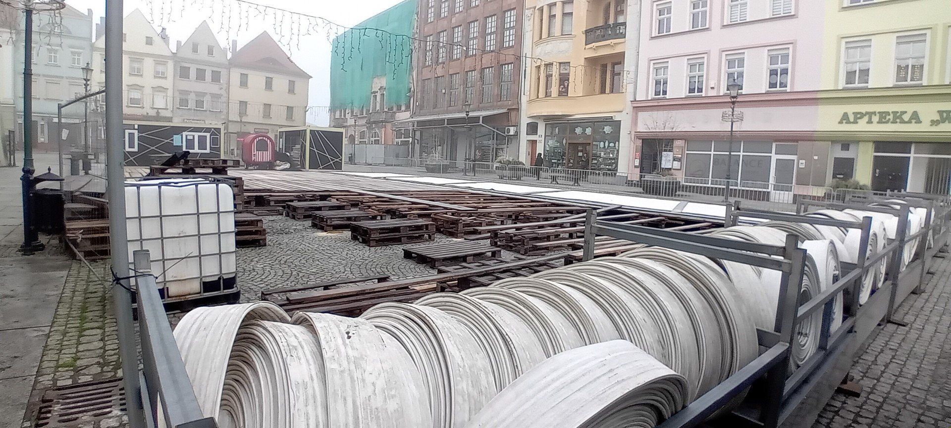 Budowa tymczasowego lodowiska w Żarach