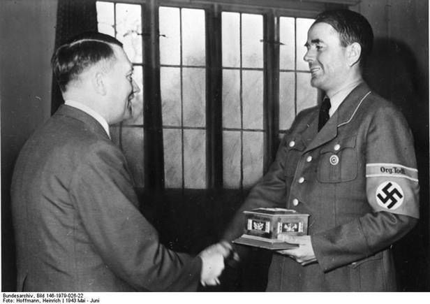 Albert Speer przyjmuje z rąk Hitlera Fritz-Todt-Ring (Fot. Bundesarchiv.de)