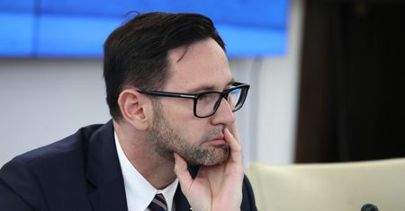 Obajtek nie pokaże umowy, ale mówi o sukcesie. "Byłby, gdyby wynegocjował konkurencyjne ceny"