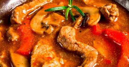 Boeuf Stroganoff z pikantną nutą. Jeszcze lepszy i aromatyczniejszy niż ten klasyczny