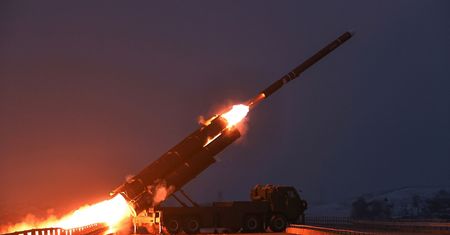 Kim Dzong Un z wizytą w fabryce wyrzutni rakietowych. "Strategiczny środek"