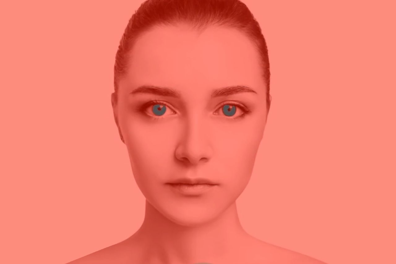 Jakiego koloru są oczy modelki?