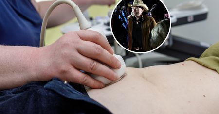 Piosenkarz walczy z rakiem żołądka. Nowotwór daje podstępny objaw