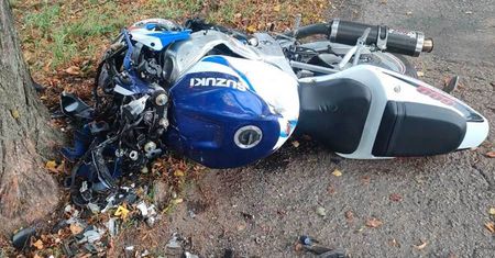 Nie żyje 19-letni motocyklista. Na prostej drodze zjechał na pobocze i uderzył w drzewo. Jechał bez uprawnień