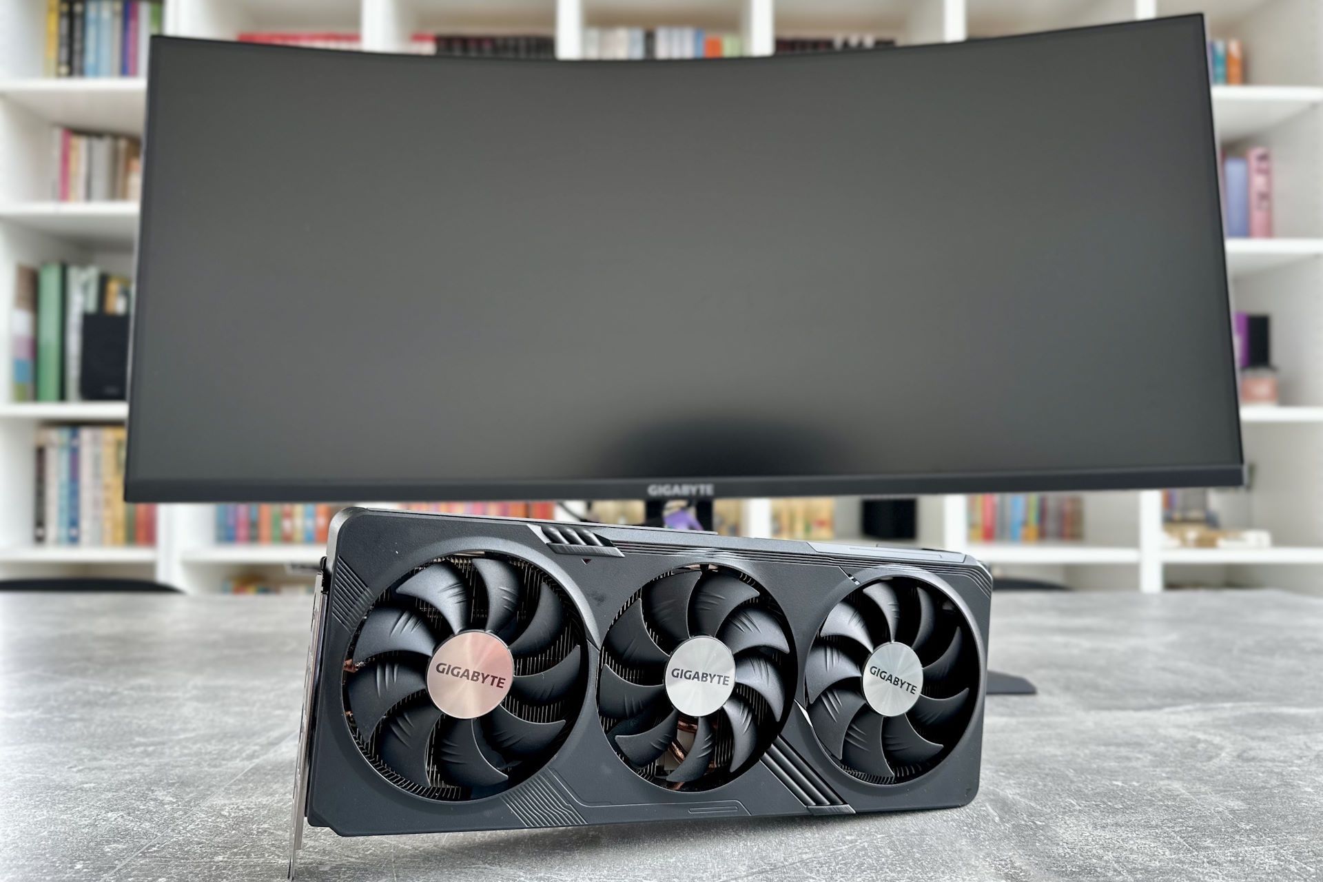 Gigabyte Radeon RX 7900 GRE Gaming OC - przed monitorem Gigabyte GS34WQC