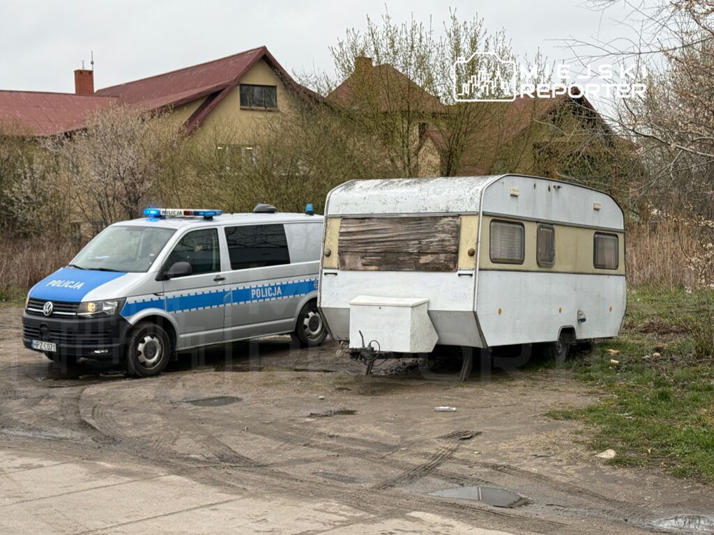 Zwłoki w przyczepie kempingowej na Targówku. Na miejscu pracowała policja