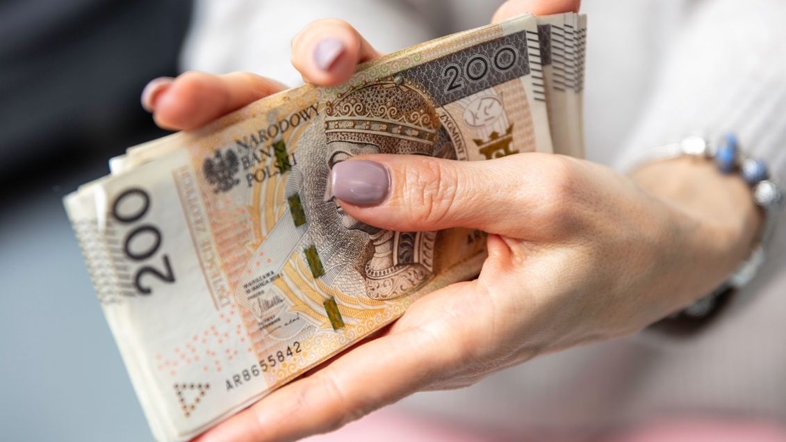 Najniższa krajowa niemal stanie w miejscu. Kto się cieszy? To chyba jasne [OPINIA]