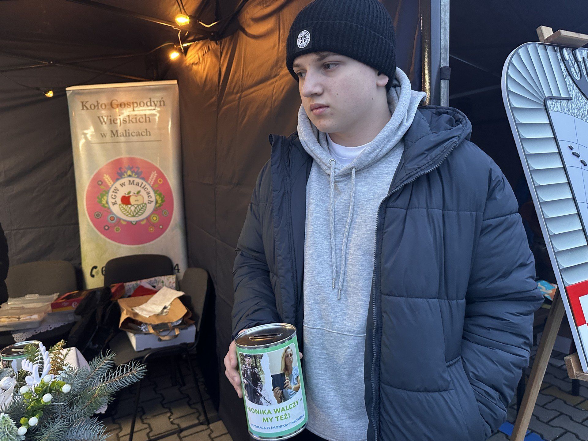 Podczas Mikołajek prowadzono charytatywną zbiórkę na leczenie Moniki Pińkowskiej- mamy trójki dzieci i żołnierza zawodowego, która zmaga się z nowotworem jelita grubego z przerzutami.