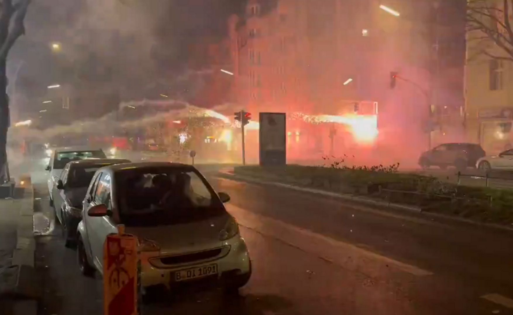 Zamieszki w Berlinie. Policja została ostrzelana petardami