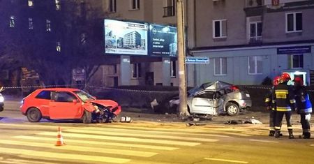 Nocny wypadek na al. Racławickich. Strażacy musieli wycinać kierowcę z samochodu