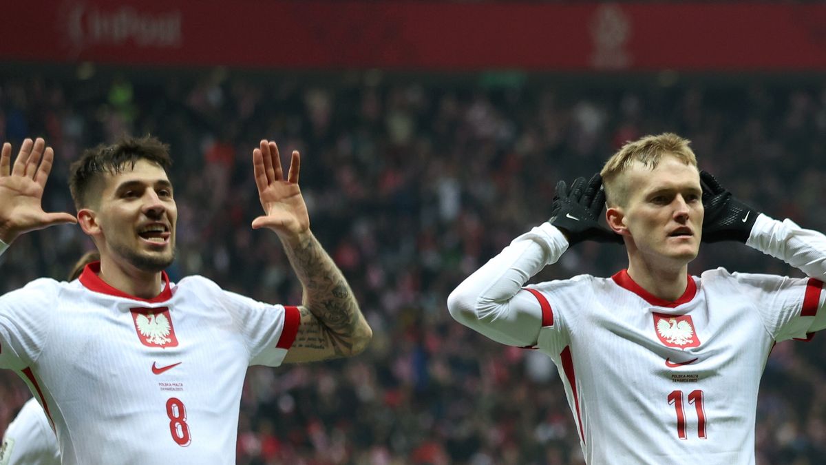 Karol Świderski i Jakub Moder po strzelonym golu Malcie