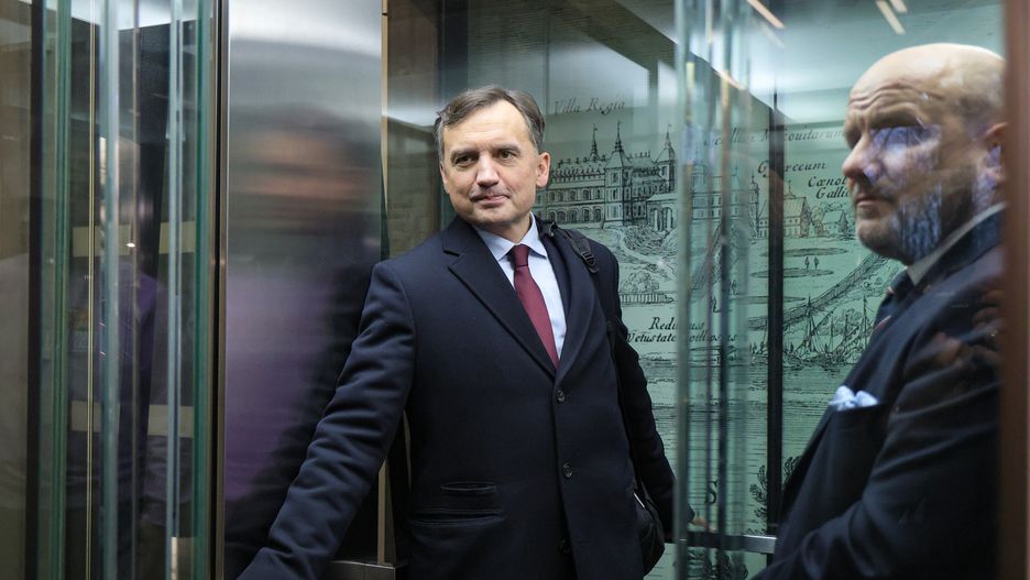 Warszawa, 31.01.2025. Poseł PiS Zbigniew Ziobro (P) opuszcza budynek sejmowy, w którym odbyło się posiedzenie komisji śledczej ds. Pegasusa, 31 bm. Obok poseł PiS Dariusz Gosek (L). Zbigniew Ziobro został zatrzymany przez policję po opuszczeniu studia Telewizji Republika i doprowadzony do Sejmu, jednak nie pojawił się na posiedzeniu komisji na czas. Komisja przegłosowała wniosek o 30-dniowy areszt dla byłego ministra sprawiedliwości. (jm) PAP/Paweł Supernak