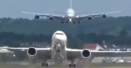 Low pass, czyli niski przelot samolotu. Te nagrania wgniatają w fotel [Wideo]