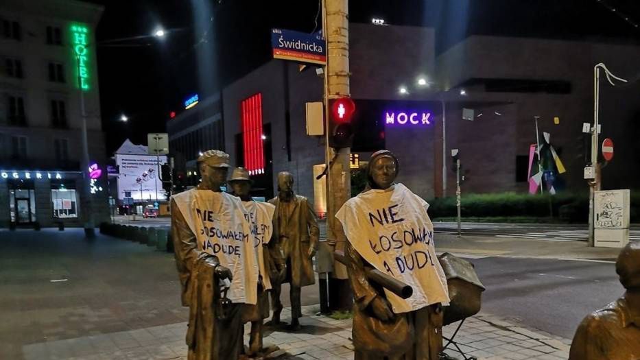 Wrocław. ”Nie głosowałem na Dudę”. W buntownicze koszulki ktoś ubrał nocą wrocławskie pomniki