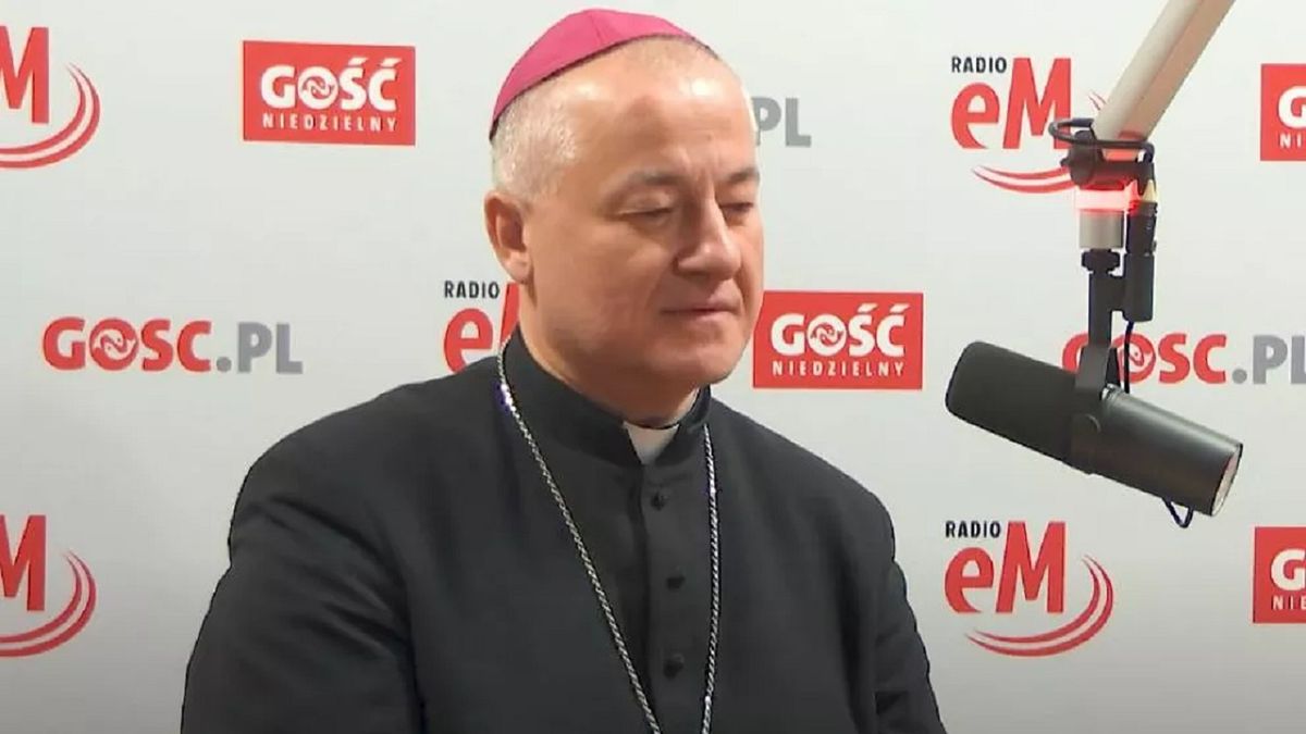 Biskup sosnowiecki Artur Ważny jest świadom problemów, jakie toczą diecezję sosnowiecką.