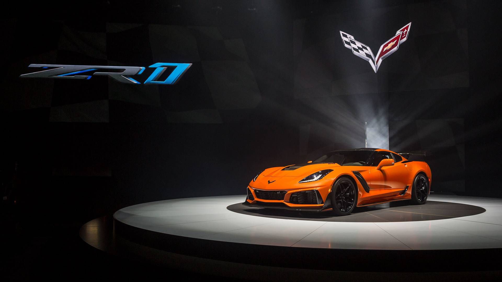 Czy nowy król supersamochodów zza Oceanu będzie szybszy od obecnie najszybszego, produkcyjnego samochodu sportowego świata, jakim jest Porsche 911 GT2 RS? to pytanie pewnie jakiś czas pozostanie bez odpowiedzi, ponieważ od premiery modelu do ujawnienia wyników testów na Nurburgringu minie trochę czasu. Pobicie wyniku 6 min i 47 s może być bardzo trudne. Jedno jest pewne - Chevrolet Corvette ZR1 nie jest i nigdy nie będzie konkurencją dla europejskich samochodów sportowych. To inny gatunek.
