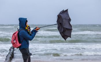 Wichura nad Bałtykiem. Puste plaże i deptaki, ludzie w pelerynach