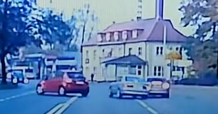 Zderzenie mazdy i bmw. Nagranie z Jeleniej Góry jest jak film akcji