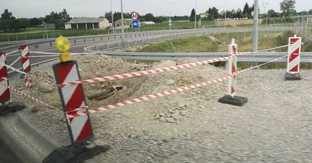Drogowcy budują sygnalizację świetlną na węźle Węglin w Maryninie