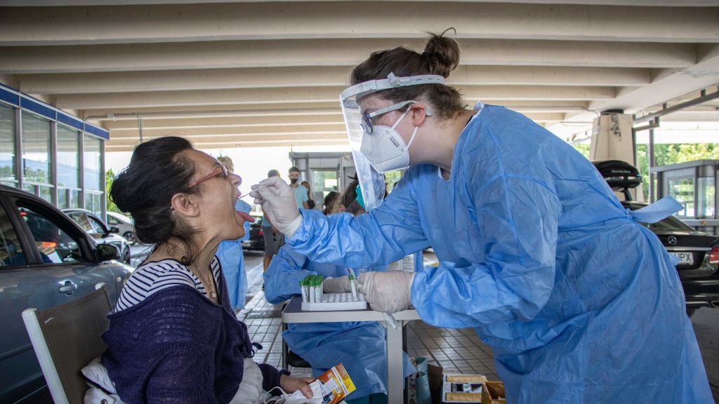 Koronawirus wciąż szaleje. Będą nowe restrykcje