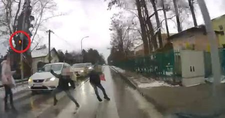 "Dziecko potrąciłam". Policja z Piaseczna pokazała szokujące nagranie