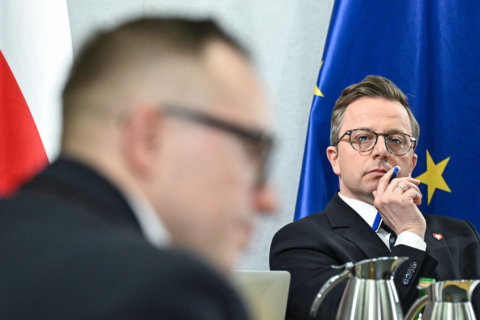 Warszawa, 18.03.2024. Przewodniczący sejmowej komisji śledczej ds. zbadania legalności, prawidłowości oraz celowości działań podjętych w celu przygotowania i przeprowadzenia wyborów Prezydenta Rzeczypospolitej Polskiej w 2020 r. w formie głosowania korespondencyjnego Dariusz Joński podczas posiedzenia komisji w Sejmie w Warszawie, 18 bm. (amb) PAP/Radek Pietruszka