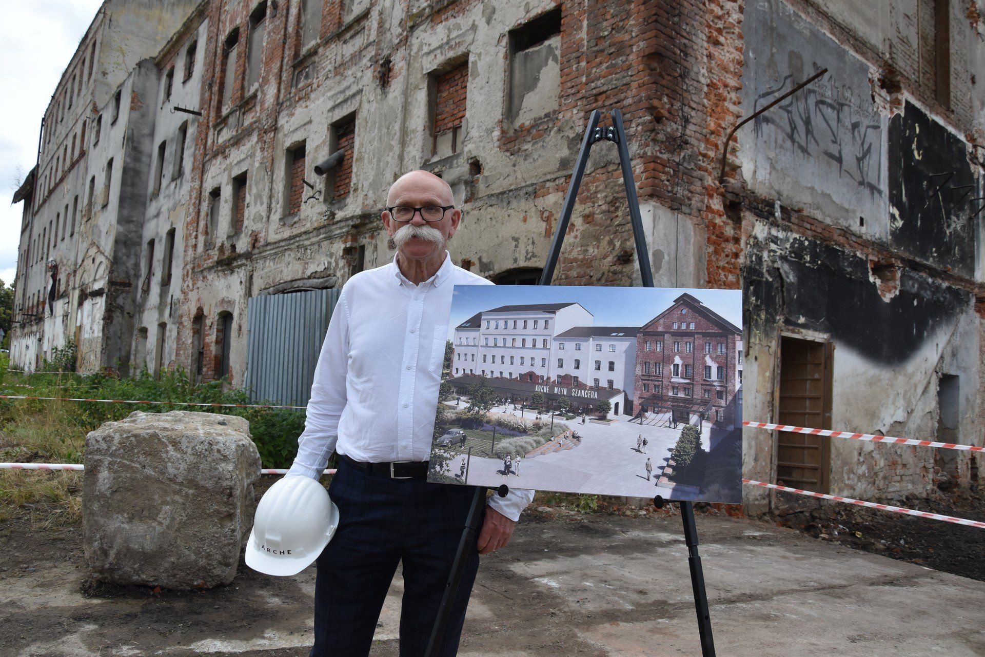 Rozpoczęcie inwestycji na trenie młyna Szancera w Tarnowie. Rewitalizacji zrujnowanego obiektu podjęła się Grupa Arche, która ma ambitne plany dotyczące tego miejsca. Na zdjęciu Władysław Grochowski