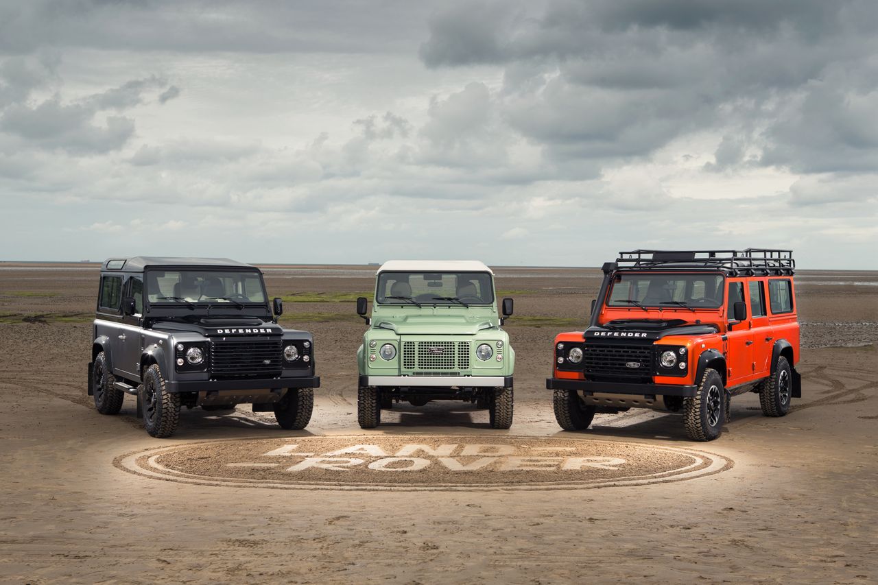 W ubiegłym roku brytyjska marka świętowała wyprodukowanie egzemplarza numer 2 000 000. Został on zlicytowany za 400 000 funtów. Land Rover miał także inny powód do celebrowania. Sprzedaż Defendera zaczęła gwałtownie rosnąć w miarę zbliżania się do końca produkcji. Dlatego termin zakończenia wytwarzania tego modelu został przeniesiony z końca roku 2015 na styczeń 2016.