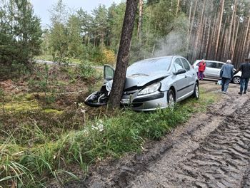 Krzewiny: Wypadek. 78-latek uderzył w drzewo, jechał na grzyby