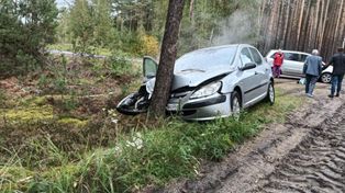 Krzewiny: Wypadek. 78-latek uderzył w drzewo, jechał na grzyby