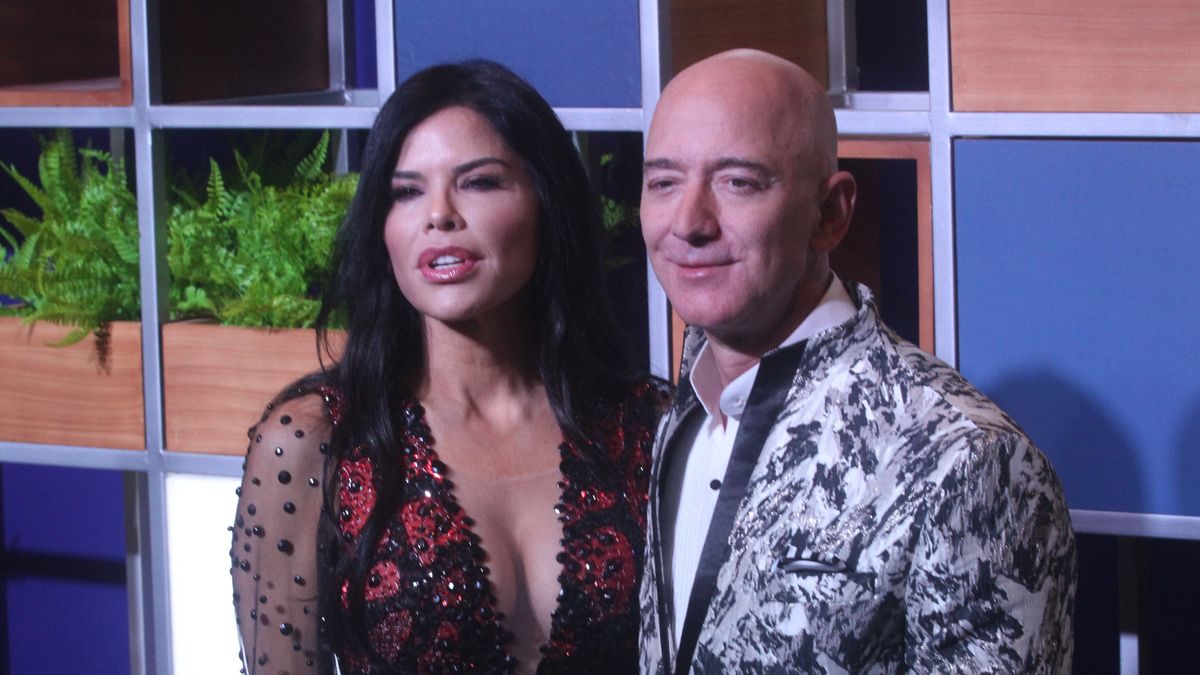 MUMBAI, INDIA - OCTOBER 16: Amazon CEO Jeff Bezos, right along with American news anchor Lauren Sanchez poses for photographs during a blue carpet event organized by Amazon Prime Video in Mumbai, India on January 16, 2020. (Photo by Imtiyaz Shaikh /Anadolu Agency via Getty Images)